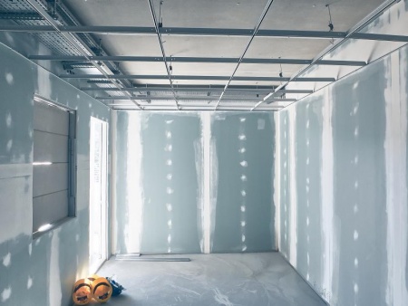 Les avantages insoupçonnés d'un faux-plafond pour votre habitation